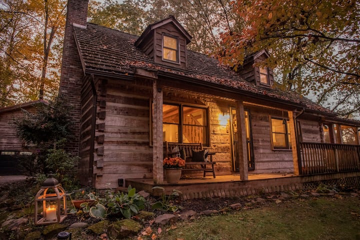 Cozy Knox Cabin With Hot Tub Centrally Located - Knoxville, TN