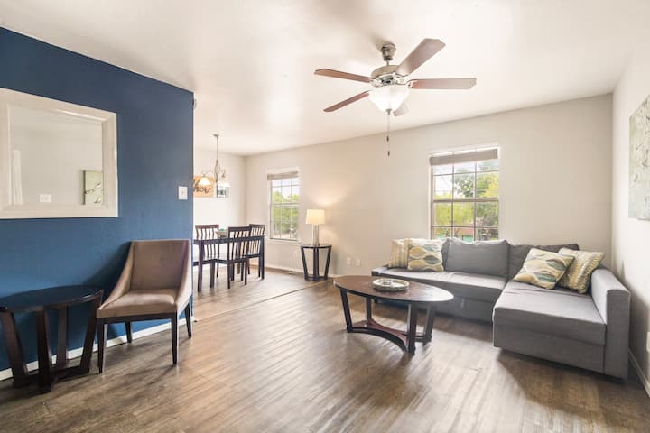 Steps From At&t Stadium ★ Comfy Space ★ Kind Hosts - Arlington, TX