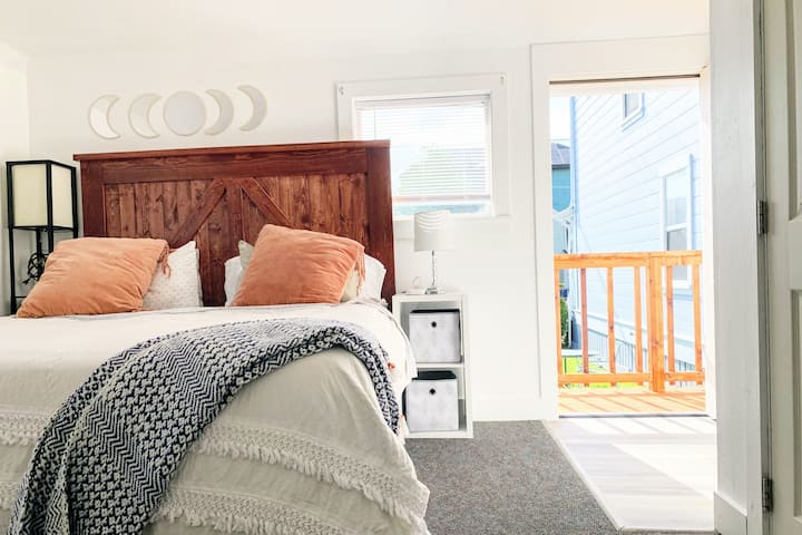 Stylish & Bright , King Bed, Downtown Oasis - Arcata, CA