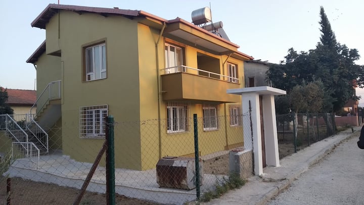 The House Consists Of Two Separate Floors . Each Floor Is A Separate House - Hatay