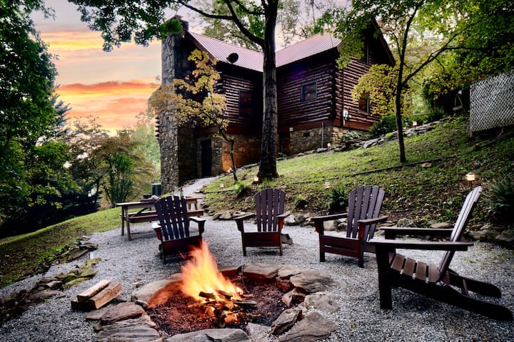 Cozy Log Cabin With Mountain Views & Outdoor Area! - North Carolina