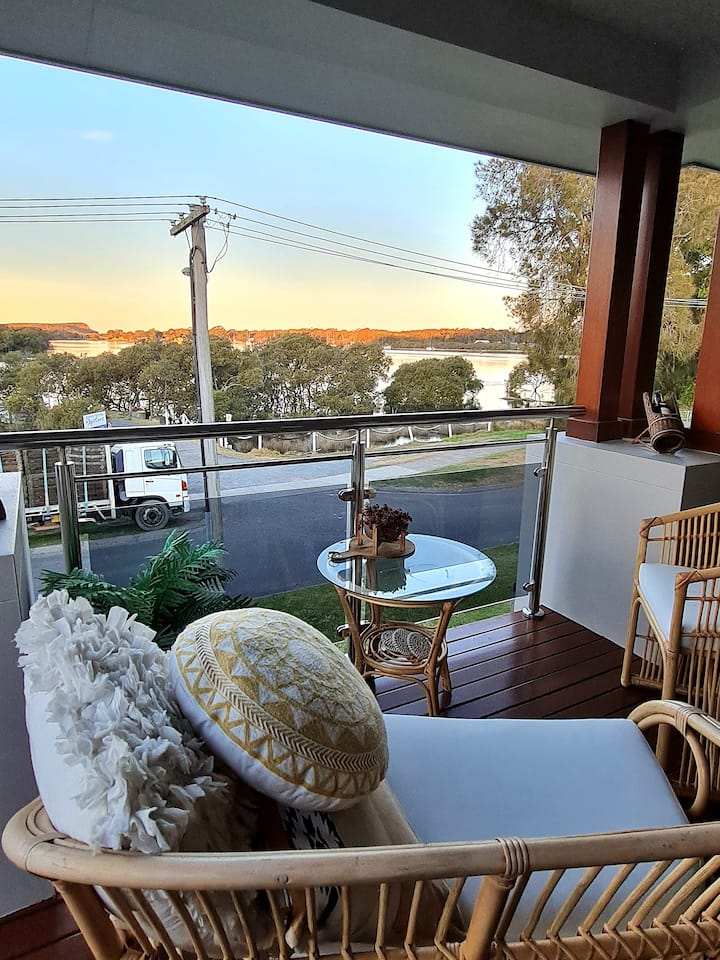 The Rivers Edge- River Views & Electric Fireplace - Laurieton