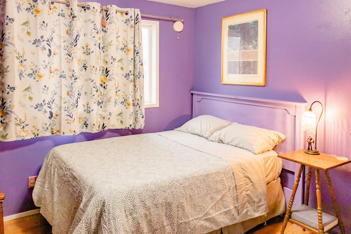 Pretty In Purple Guest Room In The Heart Of Eugene - Eugene, OR