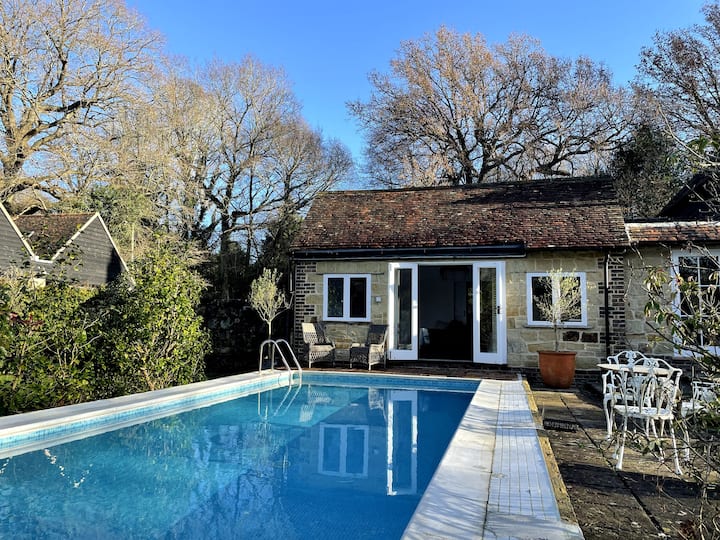 Pool Cottage, Stylish Retreat Near London - East Sussex