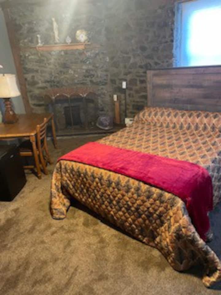 Historic Seipsville Inn Room 2 (Red) - Nazareth, PA