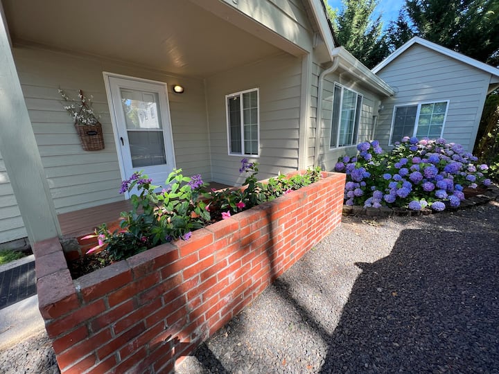 Perfectly Located 2 Bedroom, 2.5 Bath Home W/loft - Eugene