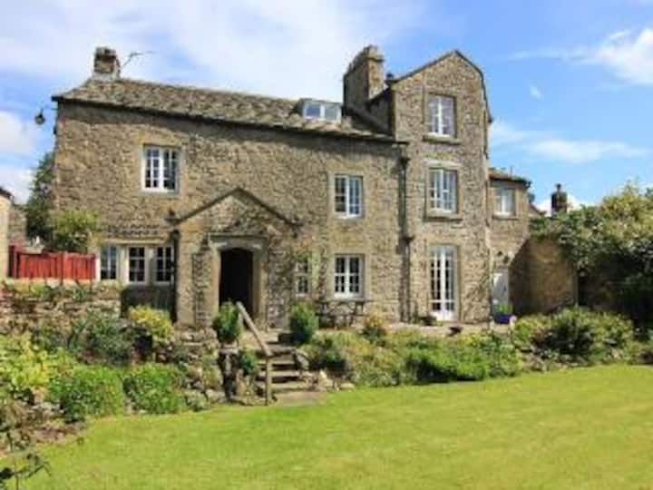 Beautiful 5 Bed Village Central Cottage With Walled Garden & Parking For 6 Cars - Grassington