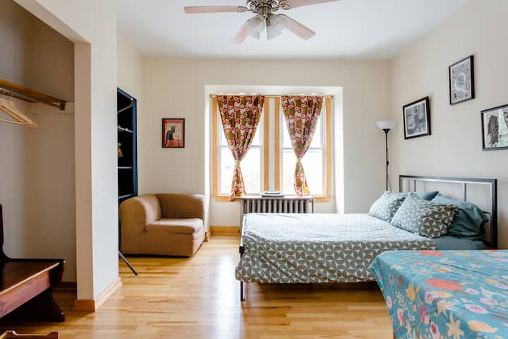 Large Bedroom, Guest Kitchenette, & Garden Access - Philadelphia, PA