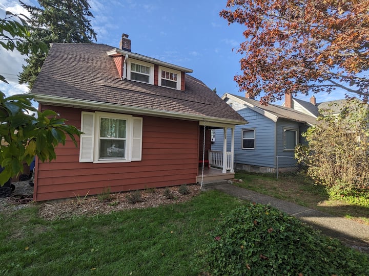 Central Tacoma Home: Clean, Quiet, Family Friendly - Tacoma