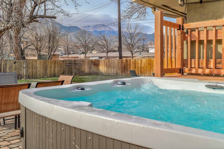 Hot Tub I Garden Of The Gods I Foosball I Fire Pit - Colorado Springs, CO