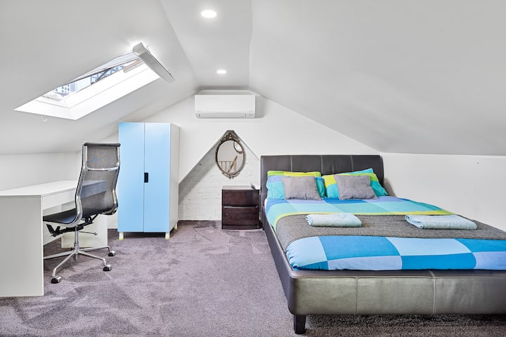 Huge Loft Room Queen Bed With City Skyline Views - Coogee