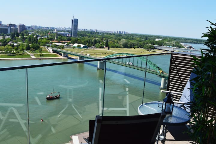 Bw Residences: Pool/gym Amenities With River View - Belgrade