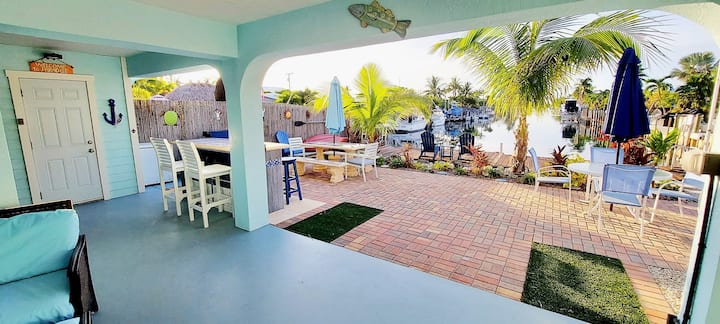 Tiki Paradise: Dock, Pool Club, Tiki Hut, Privacy - Key Colony Beach, FL