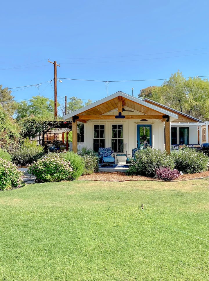 Three Minute Walk To Downtown Gilbert From The Not So Tiny Cottage! - Chandler, AZ