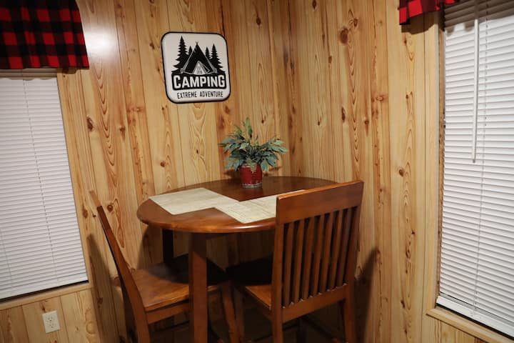 Comfy Mountain Cabin (Sleeps 4) - Hinesville