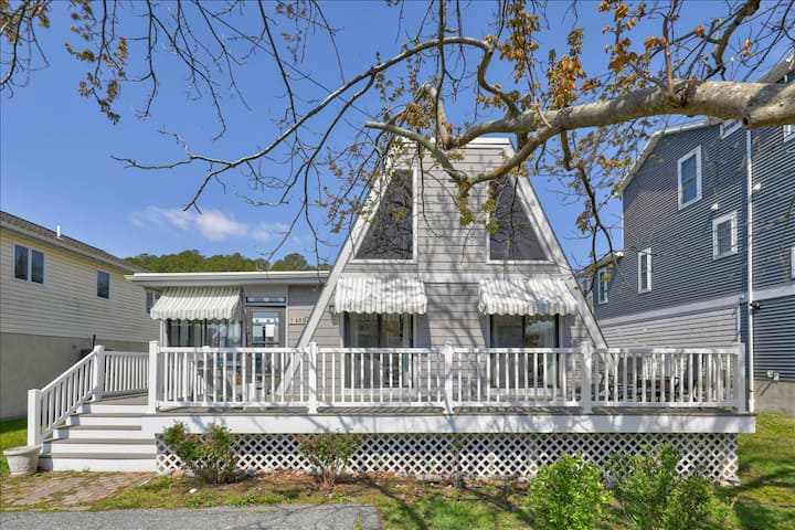 A-mazing Beach Cottage On Canal & Trolley Route - Bethany Beach, DE
