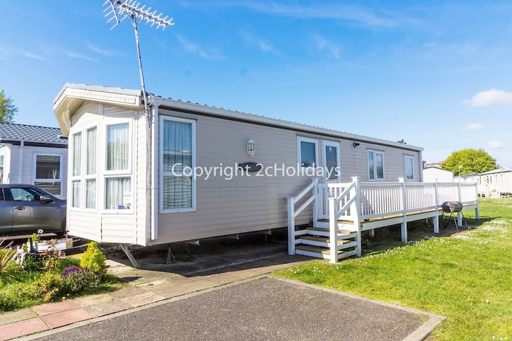 8 Berth Caravan With Decking To Hire At Naze Marine In Essex Ref 17045nm - Walton-on-the-Naze