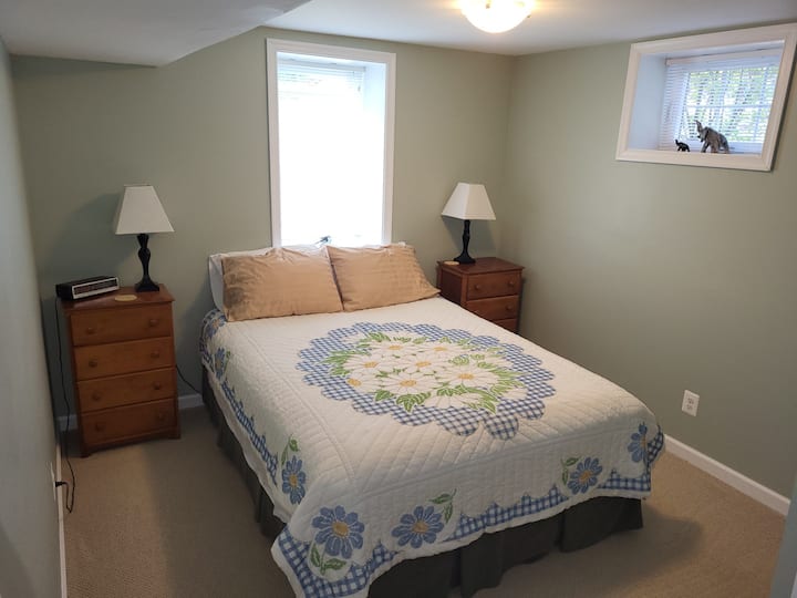Comfortable, Quiet Guest Bedroom - Alexandria, VA