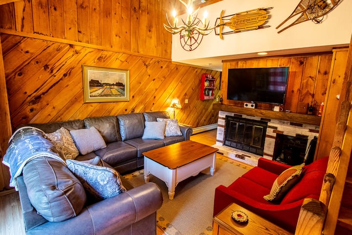The Rooster - Mt Snow Townhome W/ Ski Home Trail! - Dover, VT