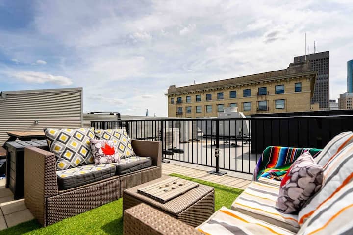 Penthouse Condo W/private Patio In The Exchange - Winnipeg