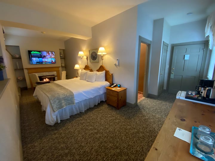 Chambery Inn: La Chambrette - Economy King Room - Lee, MA