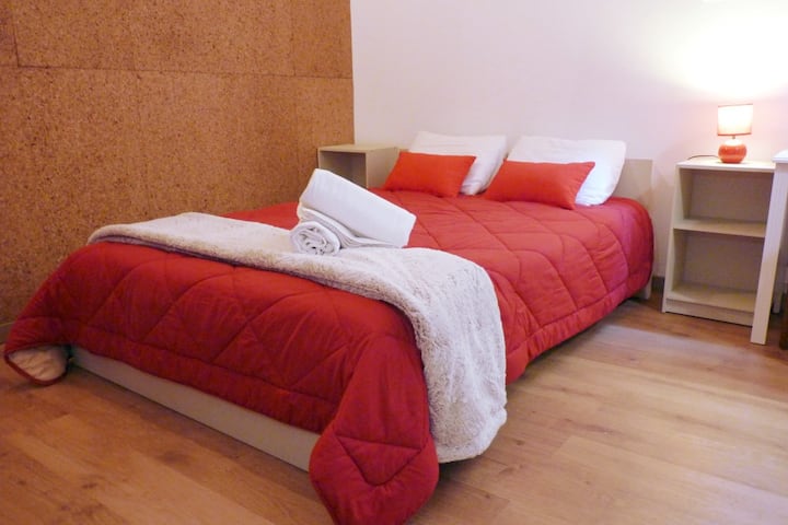 Hostel | Red Room | Private Wc | Centre Aveiro - Aveiro