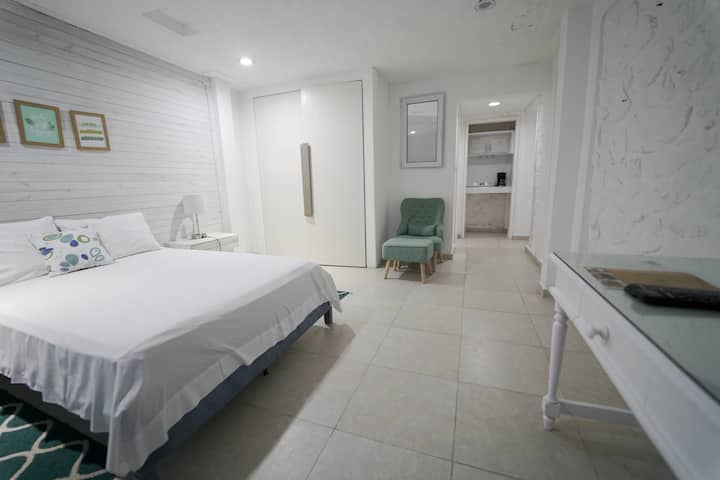Spacious Standard Bedroom With Private Bath - Puerto Príncipe