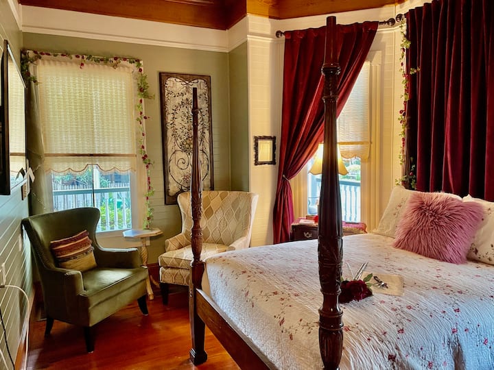 Majestic Jewel Inn~vintage Rose Suite - St. George Island, FL