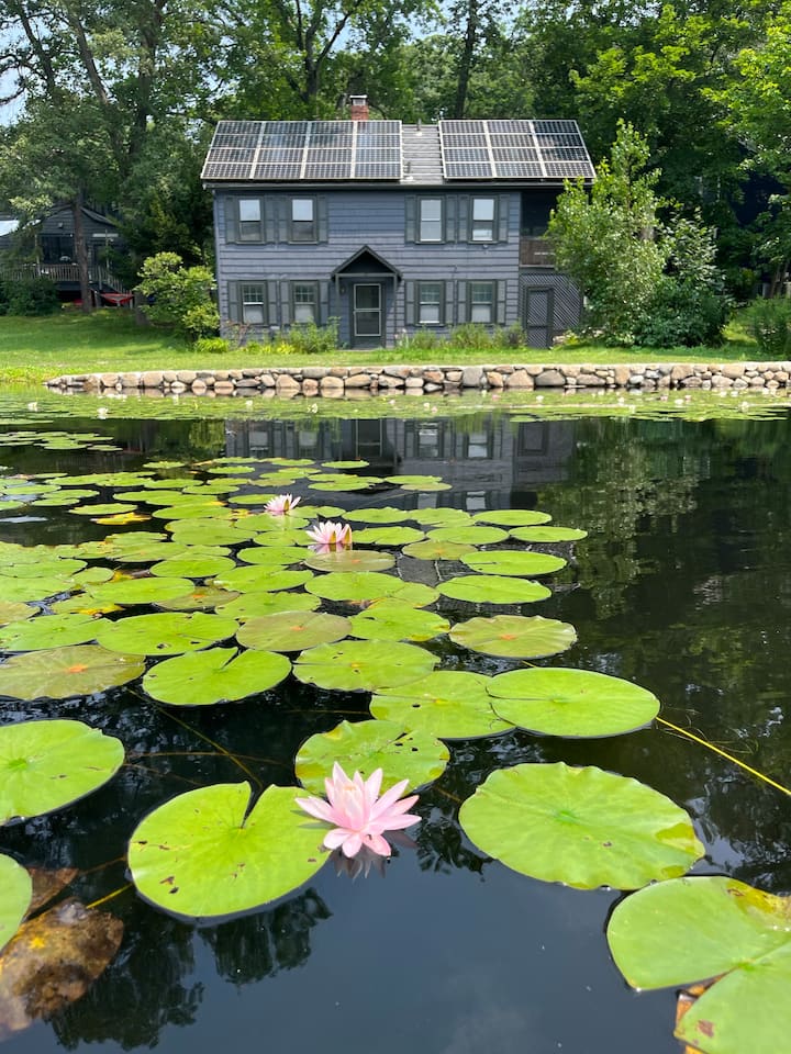 The Little House - A Historic New England Cottage - Wakefield