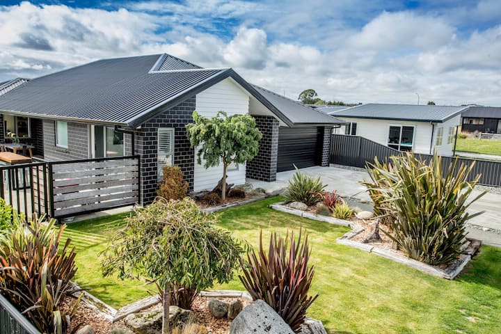 New Modern Home - 250m From Lake Te Anau - Te Anau