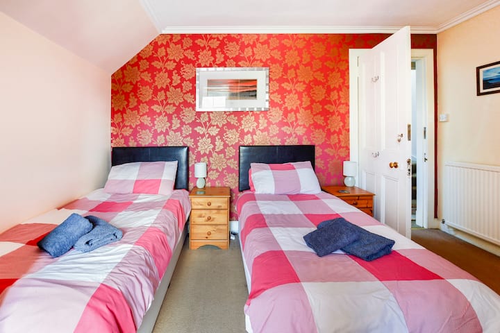 Tigh Na Shee Twin Room - Pitlochry