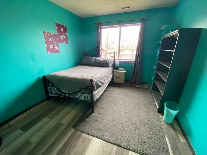 Simple, Private Bedroom. - Lawrence, KS