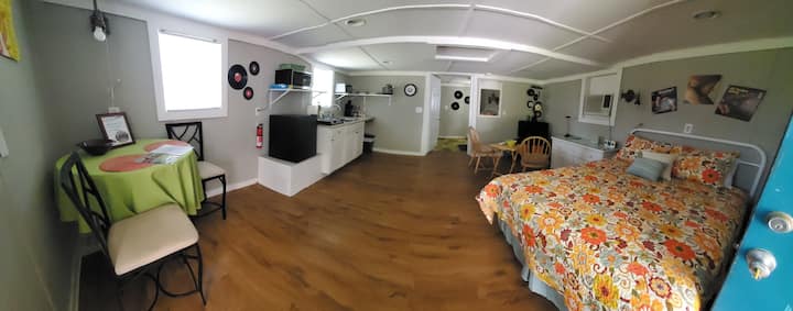 This One Bedroom Studio Will Send You Back To The '60s And '70s. - Morehead City, NC