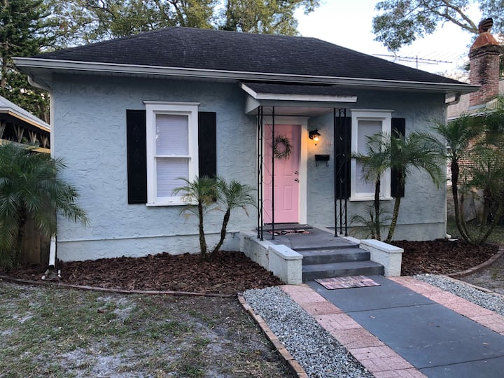 The District’s Pink Door Cottage - サンフォード, FL
