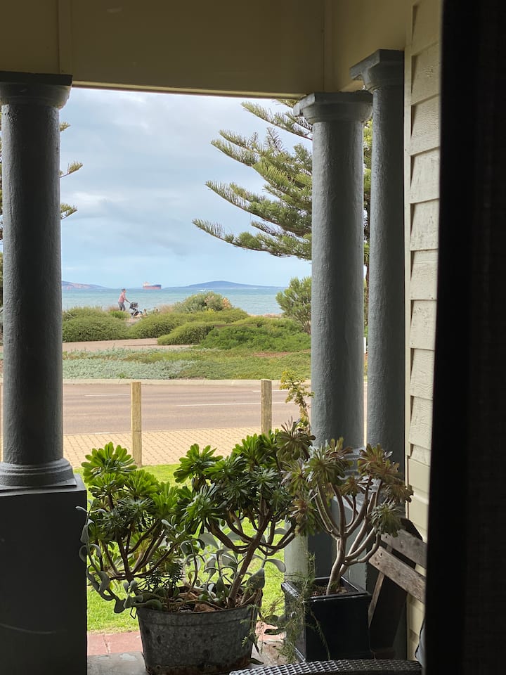 "The Beach House" With An Ocean View - Esperance