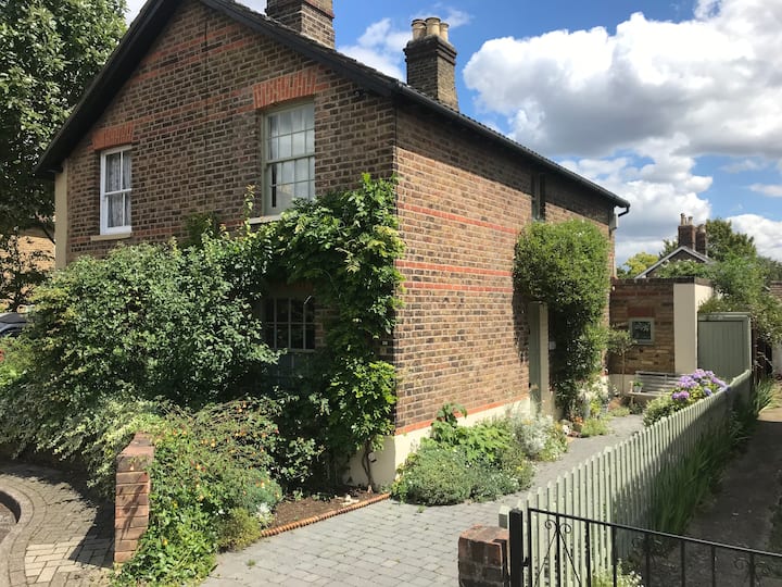 Otter Cottage -A Blissful Cottage Escape In London - Bromley
