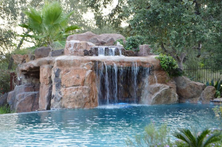 Villa At Cibolo Chase -11 Ac Private Resort W/pool - Natural Bridge Wildlife Ranch