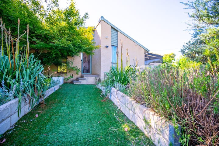Queen Size - Centrally-located, Secluded Art House - Canberra