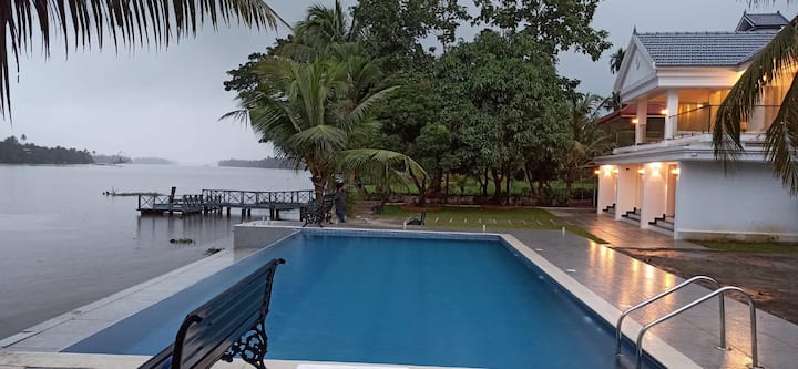 6 Bedrooms Luxury Riverside Private Villa - Kodungallur