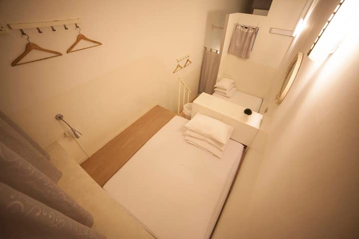 5-6 Pax Hostel Private Room, Shared Bathroom - 싱가포르