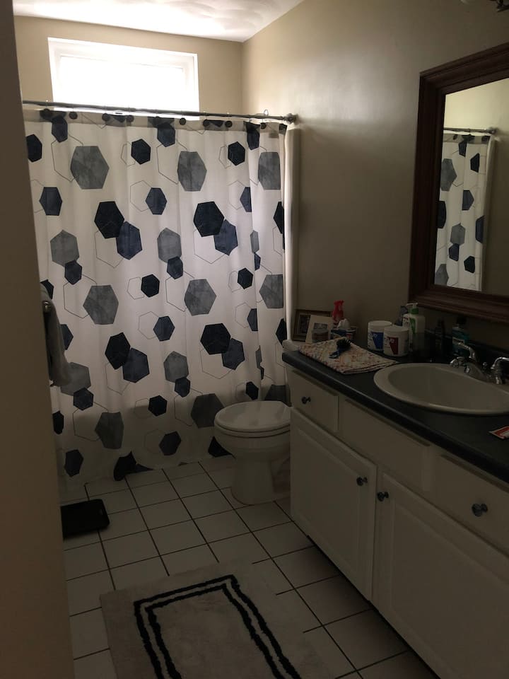Home In Cranston With Separate Room. - Warwick, RI