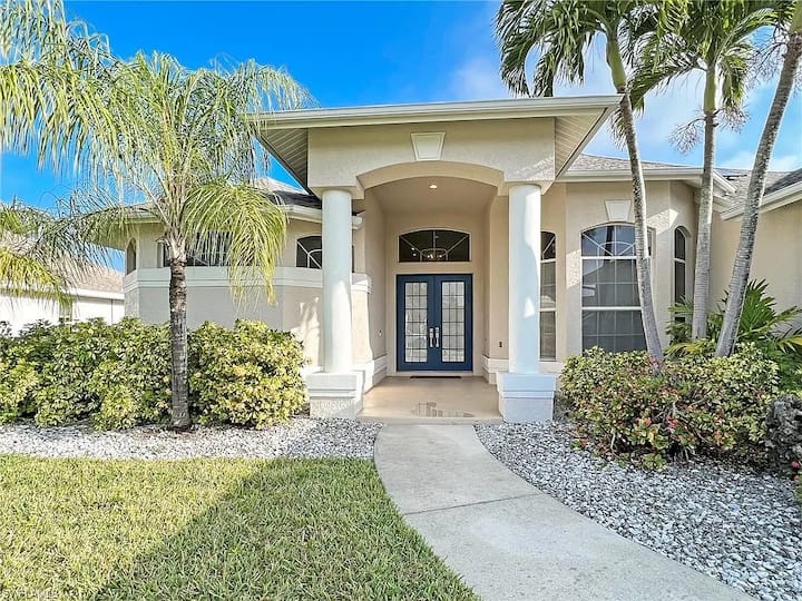 Your Perfect Getaway - Canal Home With Heated Pool - Fort Myers, FL