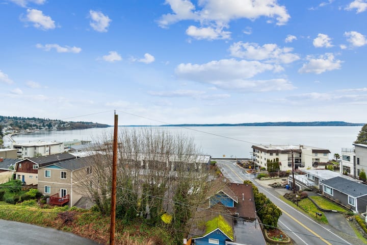 Waterfront Beach House Entire Place 2600 Sq. Ft. - Federal Way, WA
