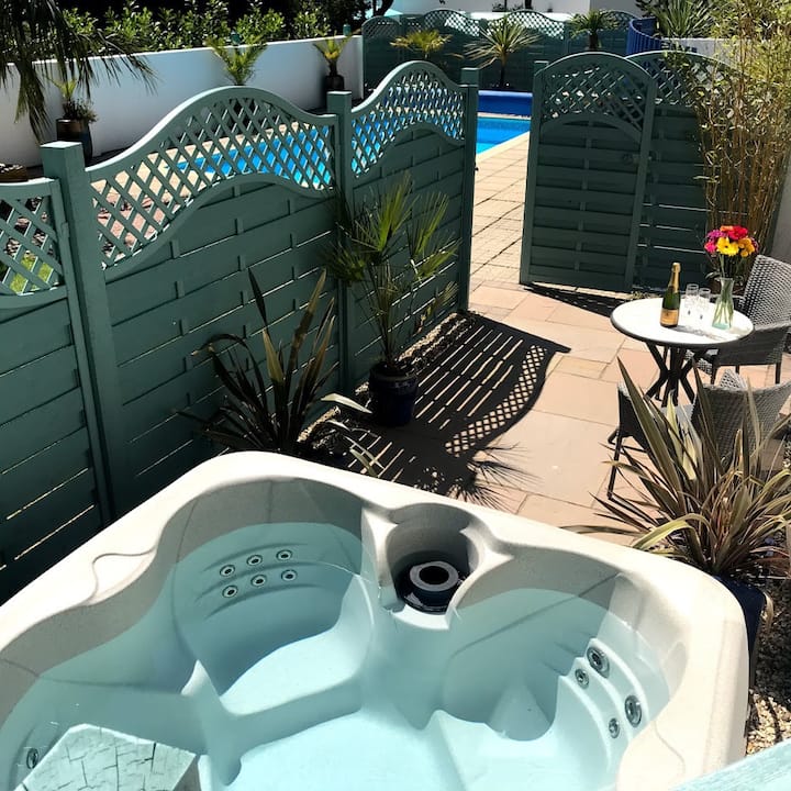 Palm View - Private Hot Tub & Shared Pool - Norwich