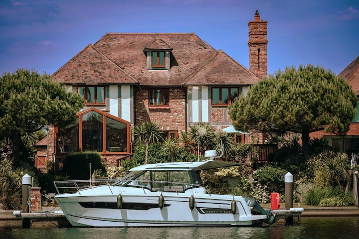 Stunning Waterside Six-bed House With Water Views, Gardens And Private Jetty - Eastbourne Beach