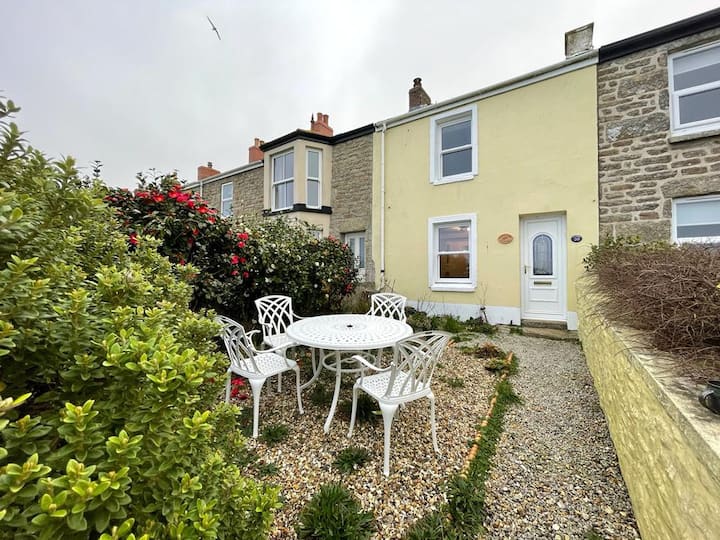 Delightful Granite Cottage With Glorious Seaviews - Porthcurno