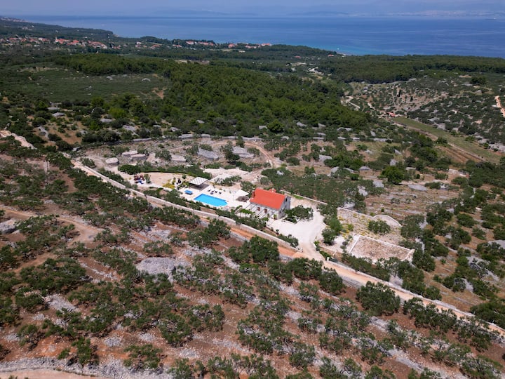 Villa Fani, Brand New Style Villa With A Large Pool And Spectacular Sea View - Supetar