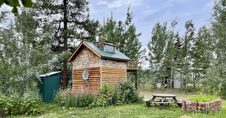 Tiny House On Urban Farm-glamping - Whitehorse, Canada