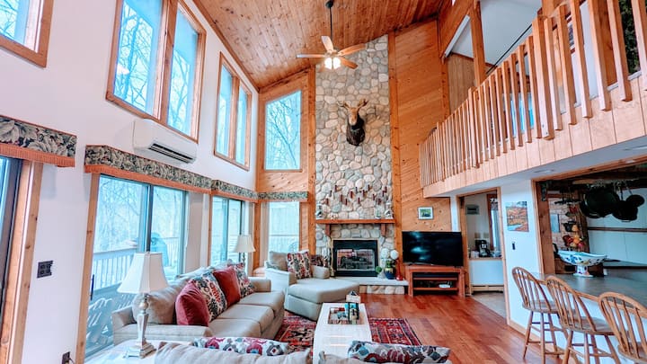 Beautiful, Spacious Poconos Cabin, Pool Table, 15 Mins To Shawnee Ski Mountains - Bushkill, PA