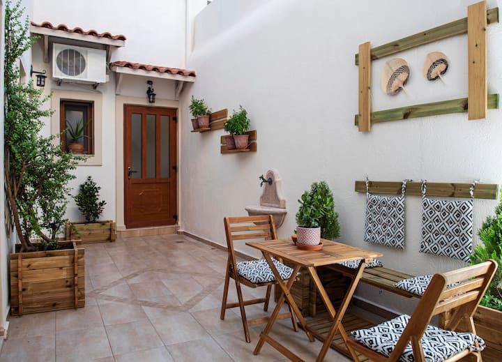 Detached House With Private Yard In City Center - Heraklion